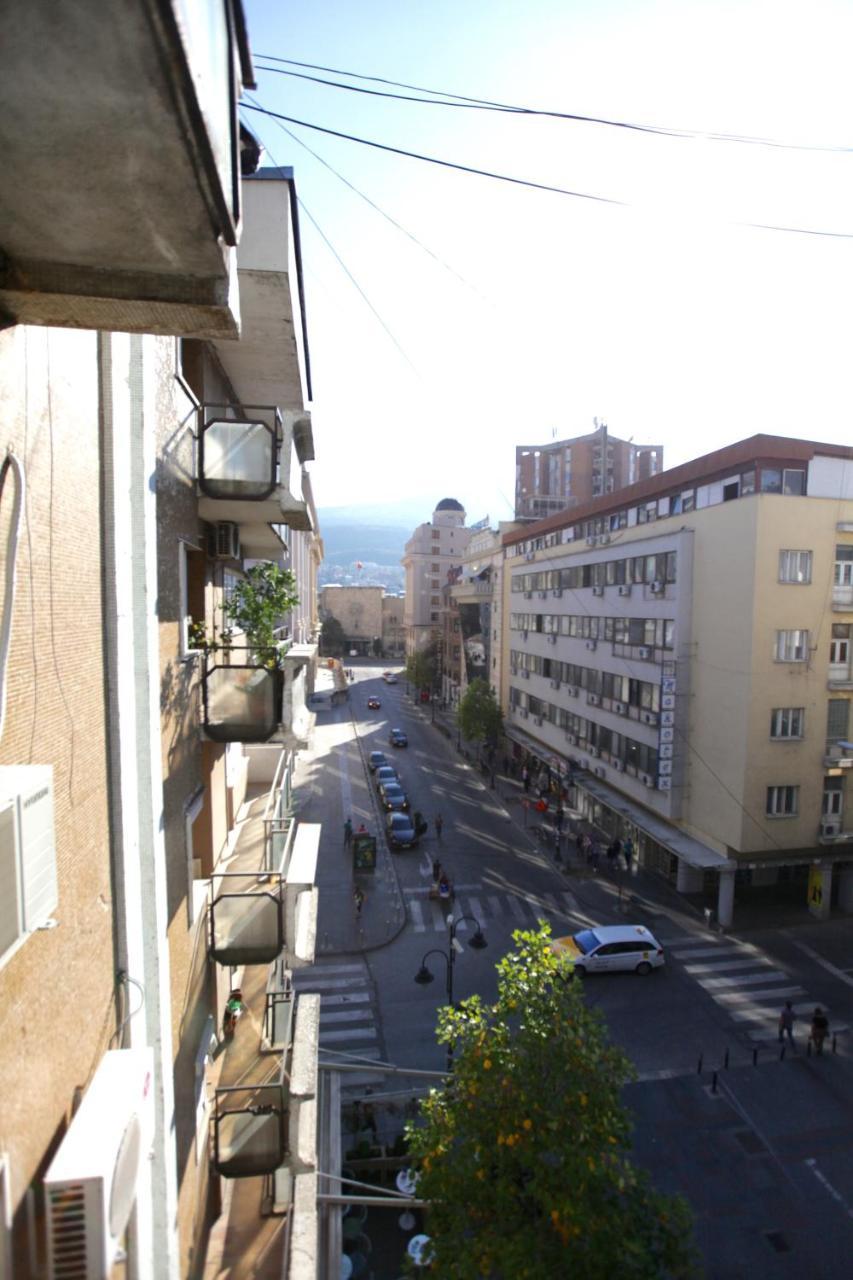 Brick Apartment On Macedonia Pedestrian Street Skopje Exterior foto