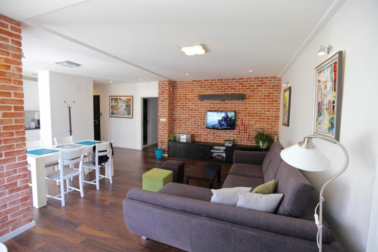 Brick Apartment On Macedonia Pedestrian Street Skopje Exterior foto